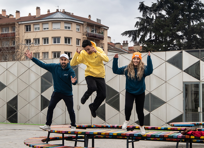 Trois personnes sautent d'un banc