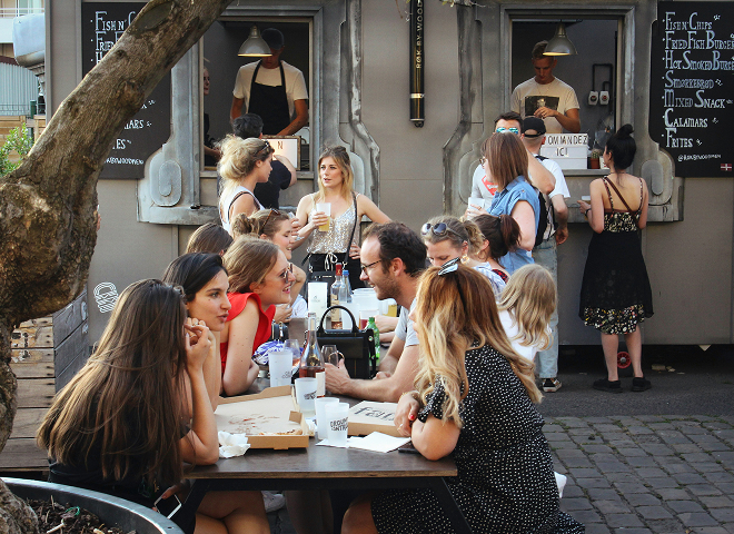 Personnes en terrasse de restaurant